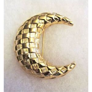 VTG SIGNED JBK JAQUELINE KENNEDY GOLDTONE BASKET WEAVE CRESCENT MOON BROOCH
